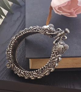 Brazaletes dorados con diseño recortado de filigrana y detalles texturizados. Joyería india tradicional. Disponible a precios de mayorista. - Product Image 5