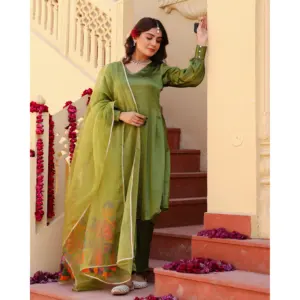 Ensemble de costume en satin vert peint à la main pour femmes Inayat - Product Image 1