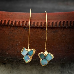 Boucles d'oreilles clous en opale de feu brute, argent sterling 925 plaqué or 14 carats, design unique et mignon, cadeau pour anniversaire ou fête - Product Image 1
