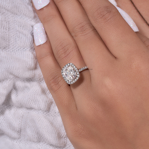 Anillo de compromiso de moissanita con corte de cojín de 3,65 quilates con halo oculto, anillo de declaración delicado pero audaz de lujo con cojín alargado para ella - Product Image 4
