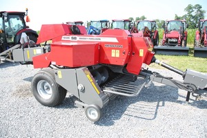 เครื่องอัดฟางอัตโนมัติ Massey Ferguson 1840 สำหรับขาย พร้อมแท่งจับฟาง 4 แท่งบนรีลรับฟาง และความกว้างในการขนส่งรวม 106 นิ้ว - Product Image 3