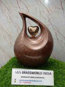 Urne larme en aluminium brun avec coeur doré pour les cendres de crémation Fournitures de cercueil funéraire faites à la main par Brassworld India - Product Image 4