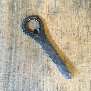 Abrebotellas de hierro fundido decorativo clásico con aspecto rústico Vintage para funciones de banquete cocinas e interiores de granja - Product Image 1