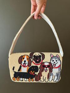 Bolso de Cuentas Rojo y Blanco - Bolso de Cuentas Hecho a Mano para Fanáticas Universitarias con Cierre de Cremallera - Patrón de Leopardo Personalizable - MOQ de 3 Piezas - Product Image 2