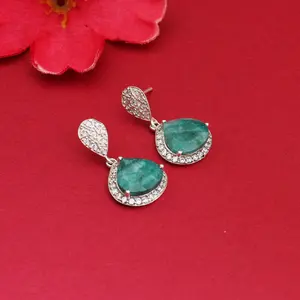 Boucles d'oreilles pendantes en forme de larme en or 18 carats et argent 925 avec des accents de diamants émeraude et perle pour mariage - Product Image 1