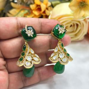Boucles d'oreilles élégantes de meilleure qualité en or avec des pierres pour femmes et filles pour la fête Collection de vêtements de fête modernes - Product Image 1