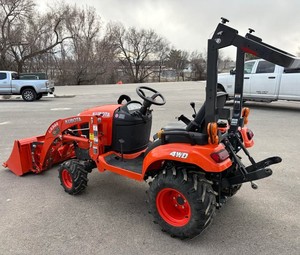Compre un tractor compacto Kubota BX1880 4WD con cargador, diseñado para propietarios de viviendas, paisajistas y pequeños agricultores, disponible para la venta. - Product Image 5