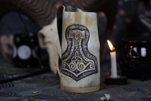Jarra Vikinga Hecha a Mano, Jarra de Cuerno, Taza de la Edad Media, Regalo de Mitología, Taza de Cuerno de Odín, Mjolnir con Asa de Tradebit - Product Image 3