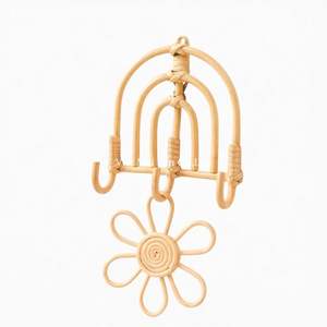 Crochet mural en rotin fait main élégant pour chambre d'enfant, décoration de crèche tissée naturelle, rangement élégant et accent mural - Product Image 1