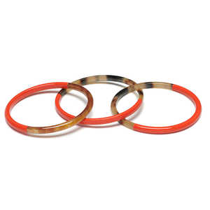 Juego de Tres Brazaletes Delgados de Cuerno de Búfalo Pulido, Hechos a Mano, Elegantes y Contemporáneos, de Color Blanco Ecológico - Product Image 5