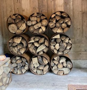 Bûches de bois empilées dans une cage métallique, solution de stockage extérieur - Product Image 3