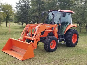 Tracteur agricole 4x4 M7060 70 CV à transmission par engrenages avec benne avant pour travaux sur les champs et dans les jardins - Product Image 1