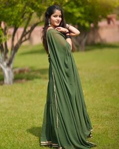 Salwar Kameez de créateur de style traditionnel indien pakistanais, avec grandes volants et fronces, et magnifique dupatta en faux Georgette épaisse, couleur soleil. - Product Image 6