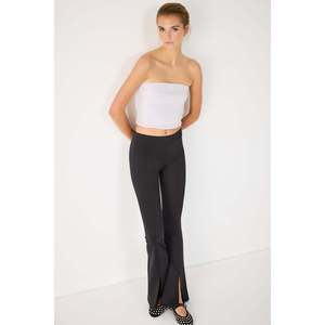 Top Corto Sin Tirantes de Tela Brillante - Product Image 3