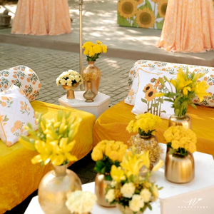 Guirlandes de fleurs de souci artificielles sur le thème jaune avec de grands parapluies et autres objets décoratifs pour la décoration de mariage indien - Product Image 1