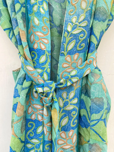 Kimono Sari en soie recyclée vintage bleu fait à la main Style indien vêtements de plage avec ceinture fabuleuse taille libre à séchage rapide pour toutes les saisons - Product Image 5