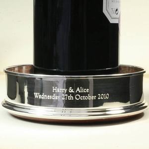 Elegante posavasos metálico para botellas de vino, diseñado para proteger las mesas de comedor durante las comidas diarias, reuniones y celebraciones sin esfuerzo. - Product Image 3