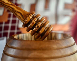 Cuillères à miel en bois d'olivier, grain riche - Design élégant en bois - Cuillères à miel faites à la main - Product Image 3