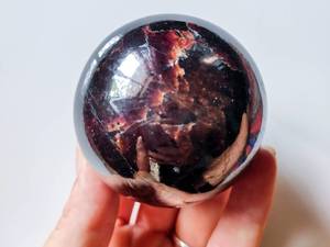 ลูกแก้วคริสตัลทรงกลมสีแดงโกเมน ราคาโรงงาน แกะสลักด้วยมือ ขัดเงา ของตกแต่งบ้าน ของขวัญบำบัดรักษา - Product Image 4