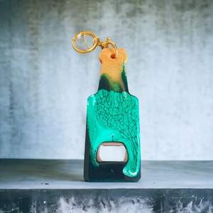 Abrebotellas moderno de resina y metal con elementos de diseño creativo para exhibir en la pared de la barra o en el estante abierto - Product Image 2