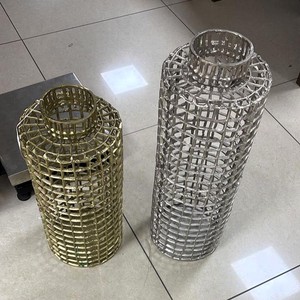 Élégant vase en métal doré pour décoration intérieure en plusieurs designs et finitions et tailles et motifs en aluminium pour décoration de fête - Product Image 2