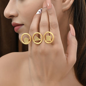 Anillo de moda al por mayor para mujeres y niñas, anillo chapado en oro de latón delicado hecho a mano personalizado, diseño pulido liso a la moda para regalos - Product Image 2