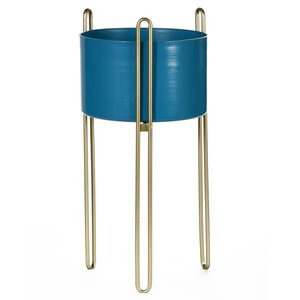 Maceta moderna de metal negro diseñada para complementar casas elegantes con un aspecto de jardín minimalista pero elegante - Product Image 4