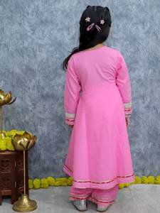 Conjunto de Kurti y Pantalón de Algodón Elástico de Secado Rápido, Estilo Tradicional Indio para Niñas, Salwar Kameez de la Mejor Calidad para el Verano - Product Image 4