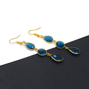 Boucles d'oreilles pendantes bohèmes en topaze bleue de Londres en forme de fleur pour mariage |   Bijoux faits à la main en laiton plaqué or 18 carats sertis dans un cadre - Product Image 3