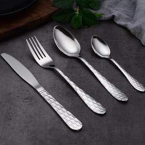 Ensemble de couverts en acier inoxydable brillant avec un style moderne ajoutant de l'élégance et de la fonctionnalité aux présentations de table au quotidien - Product Image 5