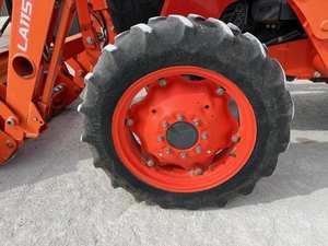 2013 pour Kubota M6060HD 4x4 tracteur agricole compact utilitaire avec noyau de pompe à moteur pour la gestion polyvalente des terres agricoles - Product Image 5