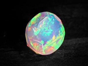 พลอยโอปอลสีขาวธรรมชาติคุณภาพสูงจากเอธิโอเปีย รูปทรงวงรีเจียระไนสวยงาม  หินประจำเดือนตุลาคม - Product Image 3