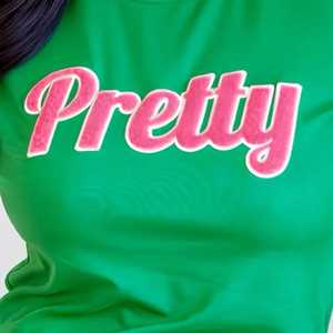 Camiseta gráfica 'APretty' para mujer griega 2025, cuello redondo verde brillante con texto rosa, envío gratis - Product Image 4