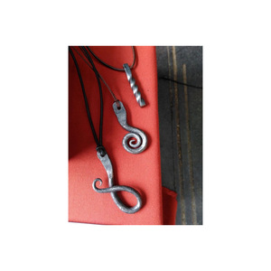 Colgante de Cruz de trol forjado hecho a mano para mujer, herrero personalizado, Vikingo, collar, amuleto, colgante de hierro Medieval con parte superior trenzada, venta al por mayor - Product Image 6