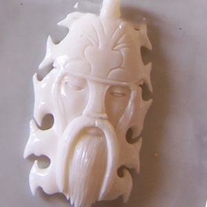 Sculpture sur os pour pendentif, BIJOUX EN COQUILLES, pendentif artistique, motif tête blanche, style religieux - Product Image 3