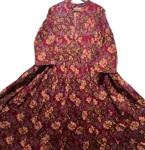 เดรสผ้าฝ้ายสีแดงทรงสวยสำหรับผู้หญิง ดีไซน์เป็นมิตรต่อสิ่งแวดล้อม คอวี แขนทรงกระดิ่ง แต่งลายชาติพันธุ์ เอวเข้ารูป ดีไซน์เนอร์คุร์ติ - Product Image 1