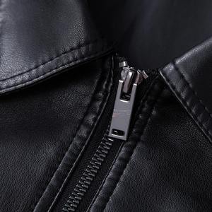 Chaqueta de Cuero para Hombre con Logotipo Personalizado en la Parte Delantera, Cuello Alto, Resistente al Agua y al Viento, con Mangas Completas y Acabado en Lona Recubierta, a Buenos Precios - Product Image 2