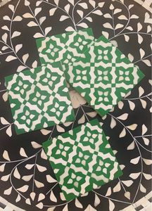 Ensemble de table de salle à manger classique moderne avec sous-verres élégants en incrustation et tapis de table de banquet coussinets et accessoires - Product Image 6