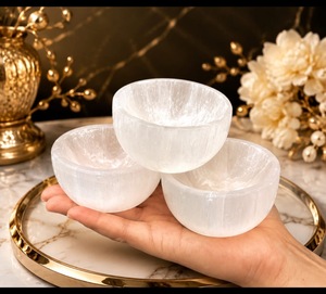 Cuenco de cristal de selenita natural hecho a mano, plato de selenita blanca gujarati para meditación, sanación energética Reiki y decoración del hogar - Product Image 1