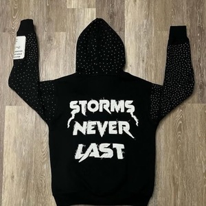 Dernier modèle de sweat à capuche brodé avec patch noir de qualité supérieure pour hommes sur mesure Logo appliqué en relief personnalisé en usine - Product Image 2