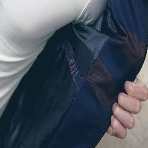 Vente en gros Veste en satin de style vintage pour hommes Bomber d'hiver noire à fermeture éclair avec col montant côtelé Technics en tissu denim délavé - Product Image 5