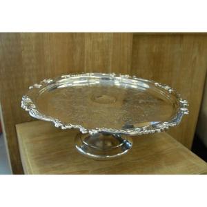 Soporte de aluminio para pasteles con un acabado brillante y grabado detallado para un toque sofisticado a su exhibición de postres - Product Image 1
