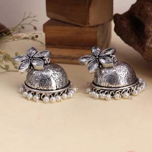 Pendientes Jhumka Florales Bohemios Tradicionales de Latón con Baño de Plata Antigua, Engaste de Bisel con Pedrería y Perlas Colgantes para Fiesta de Mujer - Product Image 2