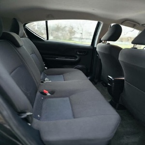 Toyota Prius c One 2018, berline automatique avec sièges en cuir, intérieur foncé, caméra de recul, pneus R16, conduite à gauche - Product Image 5