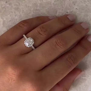 Anillo de compromiso con halo de diamantes cultivados en laboratorio de 1.50 ct con corte cojín y engaste tipo catedral, certificado por IGI - Product Image 3
