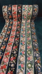 Elegante encaje bordado floral colorido para proyectos de moda, decoración del hogar y artesanía - Product Image 6