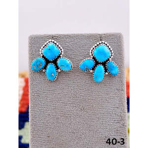 Boucles d'oreilles clous artisanales en argent sterling et turquoise, motif fleur, serties clos, pour cadeau, style Southwest - Product Image 1