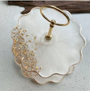 Soporte de pastel de mármol redondo de primera calidad con adorno dorado Regalo de lujo de alta demanda para uso en Villa o interior Disponible a un precio - Product Image 2