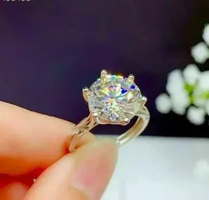 Bague de fiançailles en moissanite taille ronde 4 carats, argent 925, sertie à griffes vintage, pour cadeau de mariage ou d'anniversaire - Product Image 1