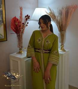 Elegante caftán verde oliva marroquí con bordado a mano, ropa musulmana tradicional y accesorio - Product Image 1